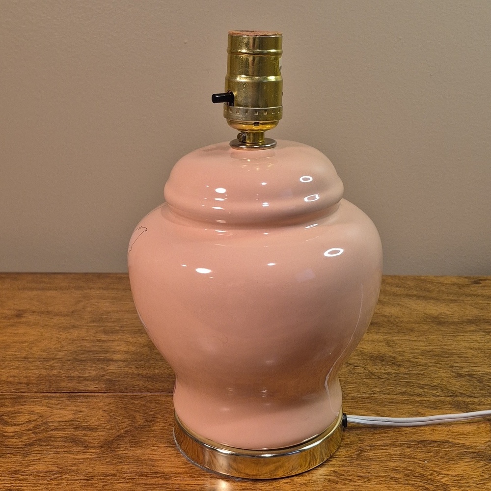 VINTAGE 80s Peach Ginger Jar Style Ceramic Table Lamp with Gold Tone Bottom Base - Picture 4 of 16